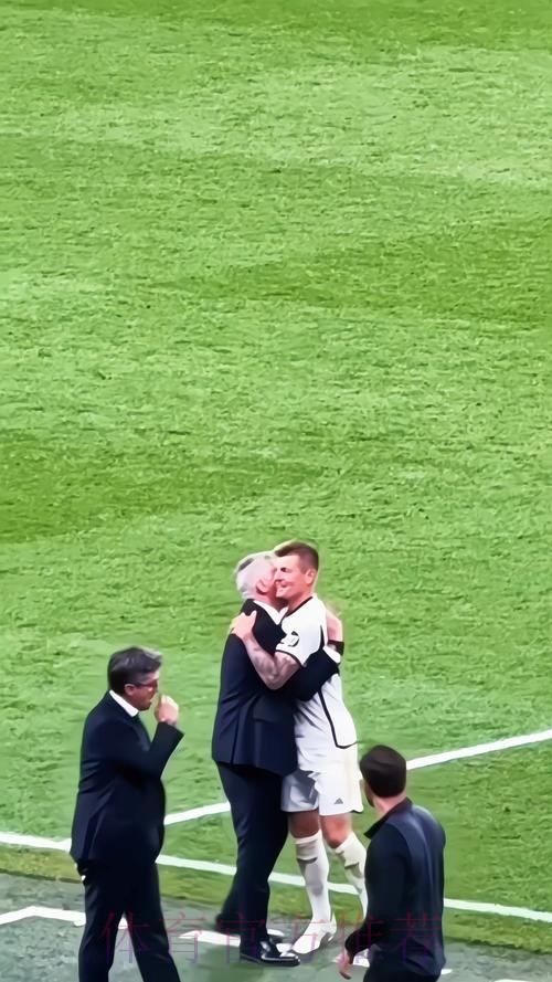 记者：克罗斯与安帅一起决定对阿拉维斯不首发